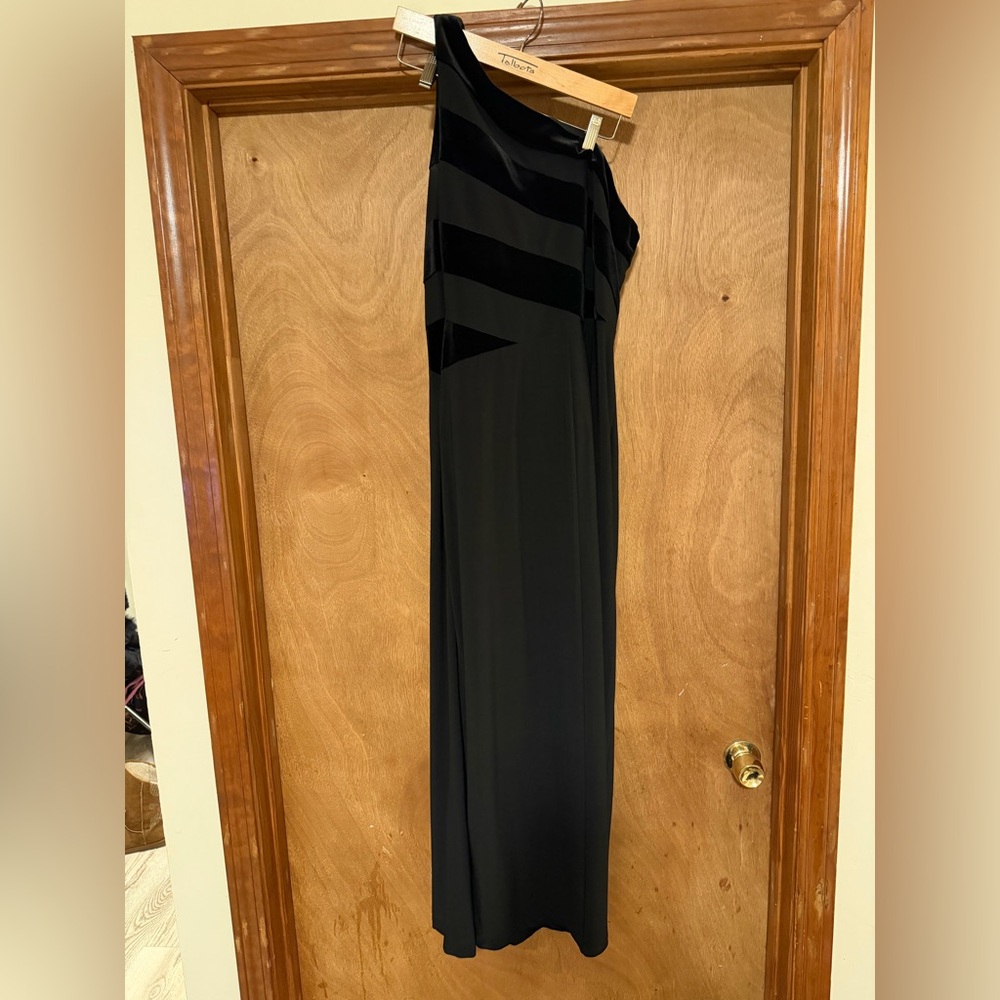 Ralph Lauren Chic Black One-Shoulder Gown 16